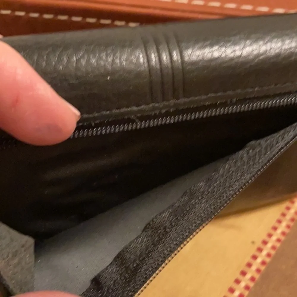 Buxton women’s black leather multiple compartment wallet